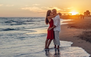 beach-couple-dawn-285938